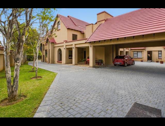 6 BEDROOM HOUSE FOR SALE IN MIDSTREAM ESTATE